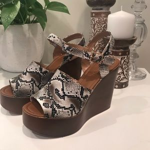 2 for $20 🤩 Snakeskin Heeled Platform Wedges